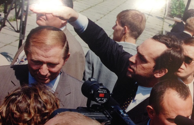 Президент Украины Леонид Кучма и его пресс-секретарь Александр Мартыненко, 2001 год. «На самом деле я не голову прикрывал, а кому-то из журналистов показывал, куда идти»