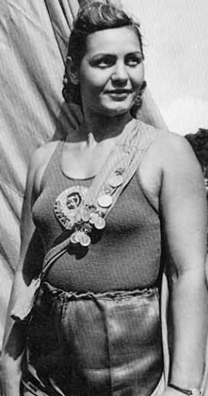 «Капитолина, последняя жена, бабой умной была, достаточно хорошо все понимала, и жизнь отца при ней нормальной стала»