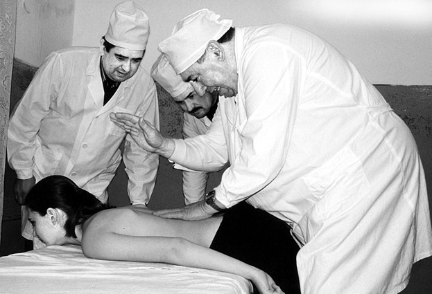 «Б’ють по спинах, б’ють по сраках — так лiкують в Кобеляках»