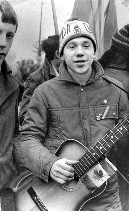 Евгений окончил музыкальную школу по классу классической гитары