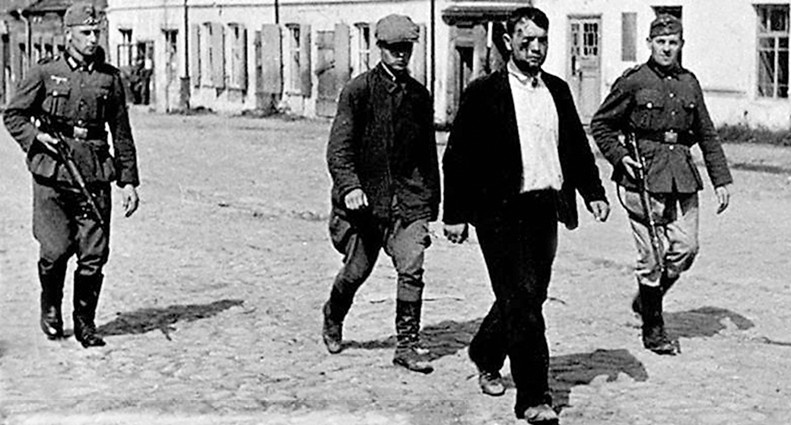 Немецкий патруль ведет переодетых советских солдат, Киев, 1943 год