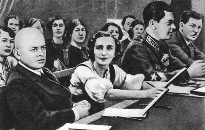 «Планы партии — планы народа!». Станислав Косиор и Павел Постышев на встрече с молодежью, 30-е годы