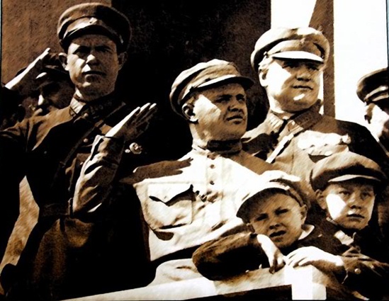 Народный комиссар внутренних дел Украины Всеволод Балицкий, непосредственно курировавший «выполнение хлебозаготовок» и возглавлявший подавление крестьянских бунтов вплоть до своего ареста (расстрелян в 1937-м), Станислав Косиор и командующий войсками Украинского военного округа Иона Якир (расстрелян в 1937-м), 1930 год