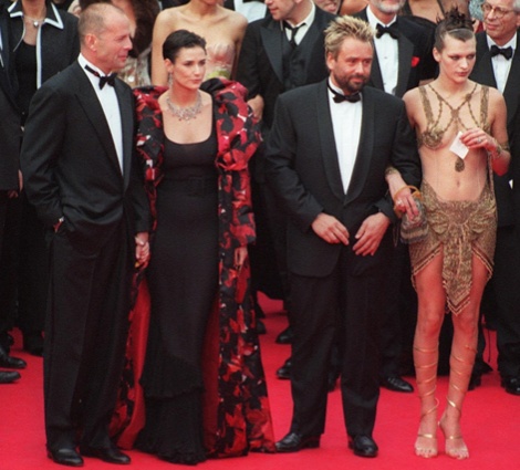 Премьера фильма Люка Бессона «Пятый элемент» (1997 год): Брюс Уиллис, Деми Мур, Бессон, Милла Йовович, исполнившая главную роль и в этом же году ставшая женой режиссера, справа вверху — Галина Логинова