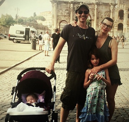 Милла со вторым мужем режиссером Полом Андерсоном и дочками Эвой и Дашиэл, 2015 год