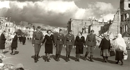 Оккупанты на Крещатике с киевлянками, Киев, май 1943 года