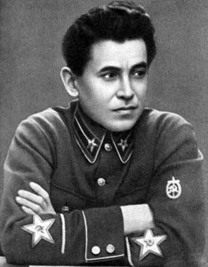 «В сверкании молний ты стал нам знаком, Ежов, зоркоглазый и умный нарком. Великого Ленина мудрое слово Растило для битвы героя Ежова» (народный поэт Джамбул)