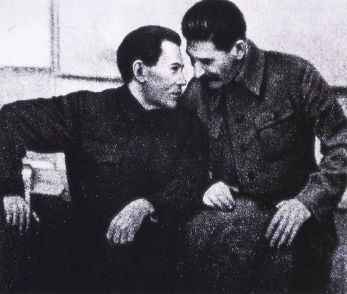 Главный организатор массовых репрессий в 30-е годы в Советском Союзе народный комиссар внутренних дел СССР Николай Ежов (расстрелян в 1940-м) с Иосифом Сталиным, середина 30-х