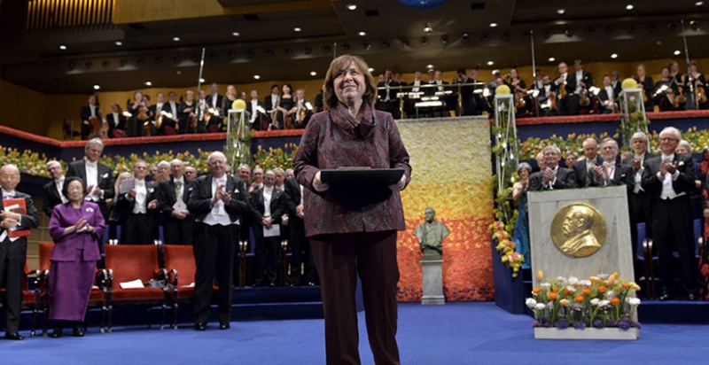 Вручение Светлане Алексиевич Нобелевской премии по литературе «заполифонические сочинения, памятник страданиям имужеству внаше время», Стокгольм, 10 октября 2015 года