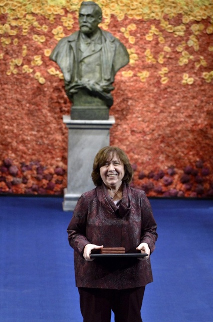 Светлана Александровна на фоне Нобеля, Швеция, Стокгольм, 10 октября 2015 года 