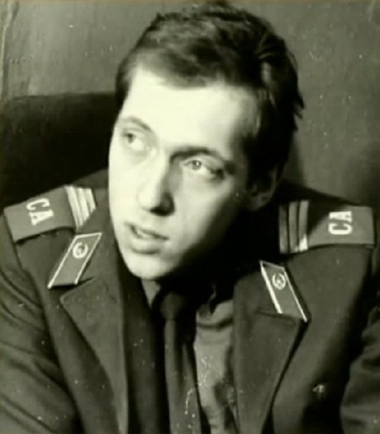 Никита Высоцкий — солдат срочной службы в рядах Советской Армии, 1983 год. «Дед свое веское слово сказал, к тому же тогда все служили»