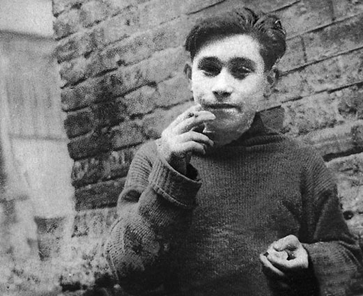 Михаил Светин родился в Киеве на Малой Житомирской, в мае 1941-го был отправлен в туберкулезный санаторий в Крым, там его и застала война, воссоединился с семьей в Ташкенте. В 1955 году окончил Киевское музыкальное училище по классу гобоя, работал в Киевском театре музкомедии