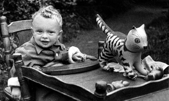 Алексей родился 18 декабря 1955 года в Москве. Назван в честь отца, офицера подводной лодки, погибшего перед самым рождением сына