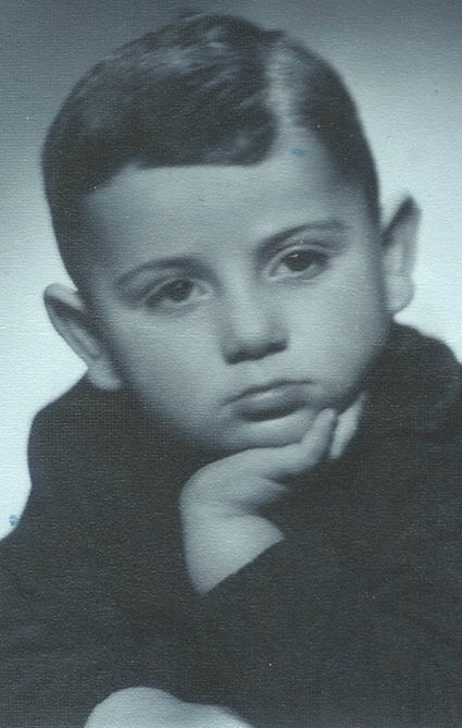 Савик Шустер родился 22 ноября 1952 года в Вильнюсе в семье футболиста и юрисконсульта Михаила и Изабеллы Шустер