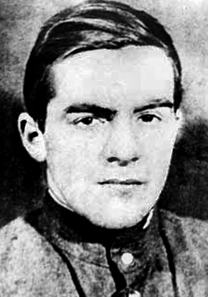 У 30-летнего Гранина в начале войны была бронь как у сотрудника танкового конструкторского бюро, но Даниил Александрович пошел в народное ополчение. 1941 год