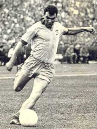 Виктор Серебряников выполнял штрафные удары так, что мяч огибал выстроенную «стенку», а затем, когда казалось, что он летит выше ворот, резко шел вниз