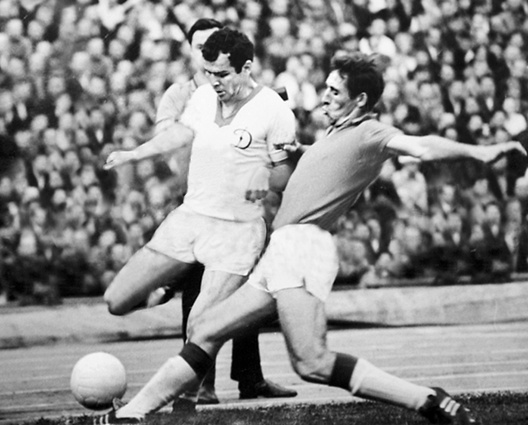 В ноябре 1961-го чемпионат СССР впервые выиграла не московская команда: золото взяло киевское «Динамо». Больше всего матчей (29 из 30) в составе чемпионов провел в том сезоне Виктор Серебряников