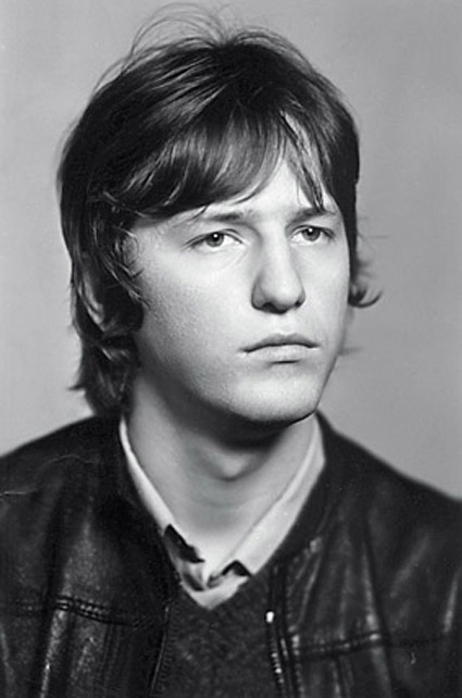 Альфред Кох окончил Ленинградский финансово-экономический институт по специальности «Экономическая кибернетика» и еще в советское время защитил диссертацию