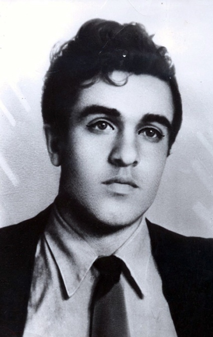 Вилен Иванович Токарев родился в 1934 году на хуторе Чернышев Шовгеновского района Адыгейской АО Северо-Кавказского края РСФСР. Его предки — кубанские казаки, родители назвали Виленом в честь В. И. Ленина