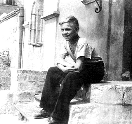 «Каюсь: бедокурил, плохо учился, меня изо всех школ выгоняли. В одной я пробыл ровно один урок и перемену...»