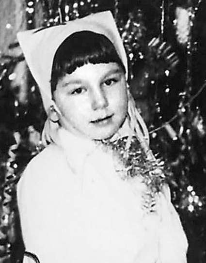 Женя Чичваркин родился в 1974 году в Ленинграде, отец — летчик, мать работала экономистом в Министерстве внешней торговли СССР