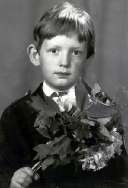 Арсений учился в англоязычной специализированной школе, которую окончил в 1991 году с серебряной медалью