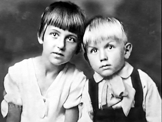 С сестрой, начало 30-х