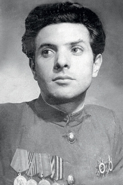 На фронт Второй мировой Петр ушел 18-летним, через год командовал минометным взводом, воевал в составе 47-й армии 1-го Белорусского фронта, войну закончил на Эльбе, был ранен, контужен, 1945 год