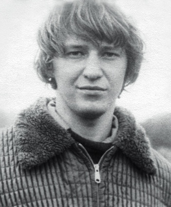 Альфред Кох окончил Ленинградский финансово-экономический институт по специальности «Экономическая кибернетика» и еще в советское время защитил диссертацию