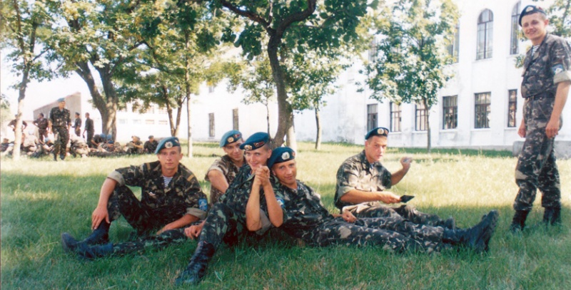 «Есть такие, которым своей женственностью я не мешаю, и они на меня как на военного реагируют — на такого же, как сами, а есть те, кому мне постоянно напоминать нужно. Я в мужчинах всегда недостатки вижу»