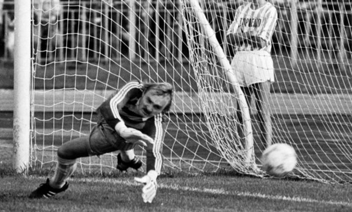 «У тебя одна задача — спасти ворота от гола, не дать добить мяч. Не то что испугаться не успеваешь — лицо убрать»