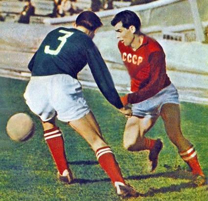 1964 год. Правый инсайд Виктор Серебряников немало сделал для победы киевского «Динамо» в Кубке СССР. В сборной это оценили…