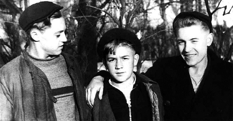 «В Москве было четыре криминальных района: Марьина Роща, Измайлово, Сокольники и Лефортово». Лева (в центре) с друзьями. Лефортово, 1944 год