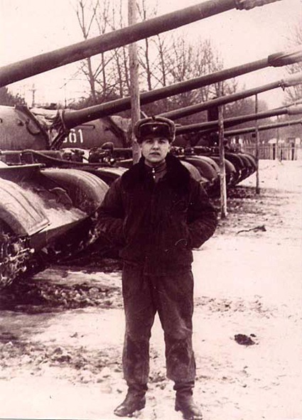 Студент Киевского общевойскового училища Виктор Резун был отличником, в 19 лет стал членом КПСС, участвовал в операции по вводу советских войск на территорию Чехословакии в 1968 году
