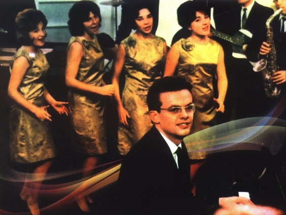 Окончив консерваторию и аспирантуру в Москве, Мирослав Скорик играл на фортепиано в московском ресторане «Будапешт»