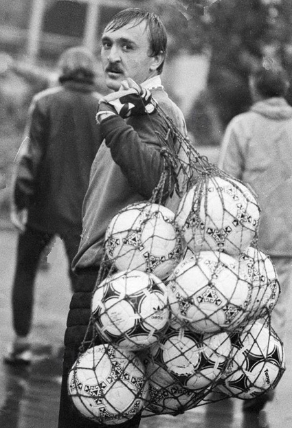 «Вратарь — последняя линия обороны. Есть даже такое пожелание нашему брату — поменьше оглядываться. Оглянулся — уже пропустил»