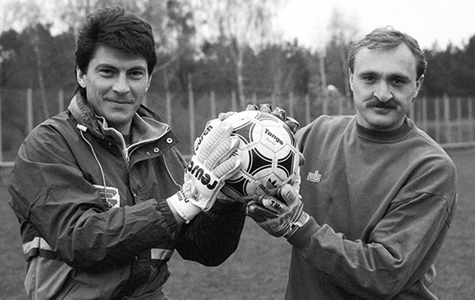 С прославленным вратарем и капитаном московского «Спартака» и сборной СССР Ринатом Дасаевым. «Несомненно, вратарь Ринат очень хороший — во всем мире отмечали его игру»