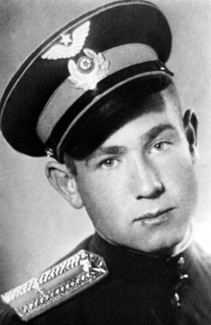 «Уже после войны «Повесть о настоящем человеке» стал читать — как Борис Полевой воздушные бои описал! Эта книга у меня как учебник была, поэтому с выбором профессии никаких проблем не возникло: летчиком буду — и все!»