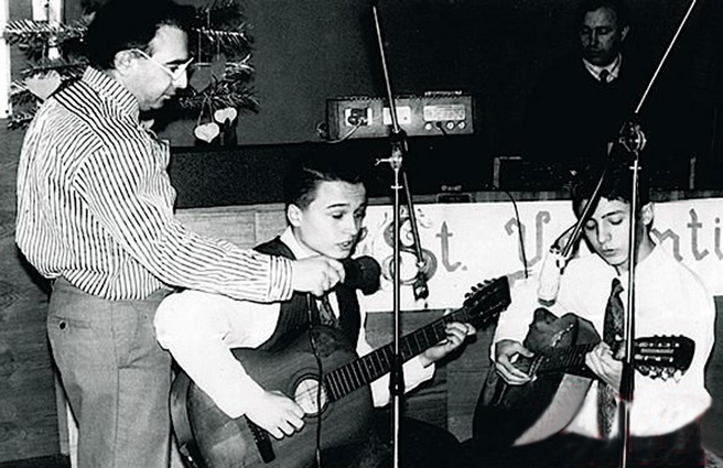 С другом Денисом Манжосовым в школьной самодеятельности, 1994 год