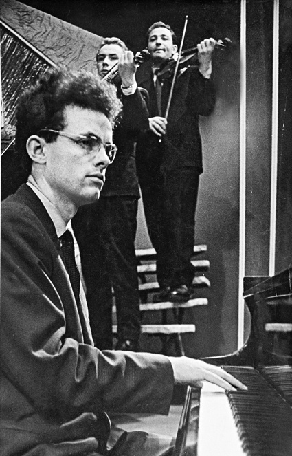 В 50-60-е годы Мирослав Скорик писал для украинской эстрады, среди хитов первый твист — «Не топчіть конвалій». «Затем популярной песня «Намалюй мені ніч» стала — ее взяли на «Голубой огонек»