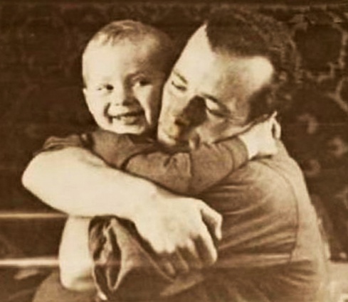 Будущий кинорежиссер родился в семье военнослужащего, капитана II ранга. С отцом Владимиром Константиновичем