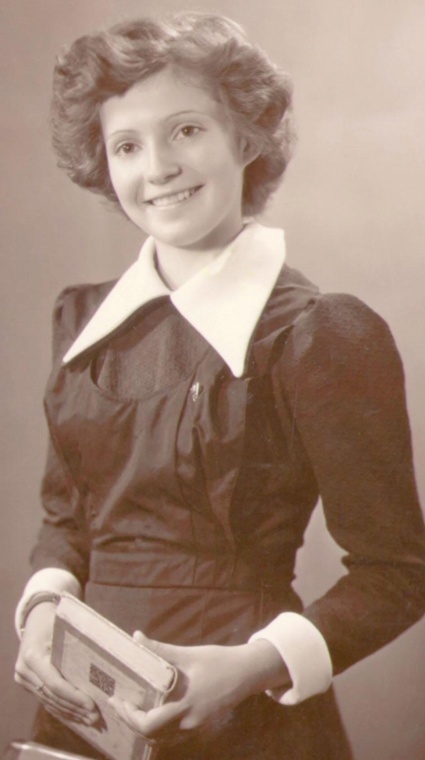 Юлия Тимошенко родилась в Днепропетровске в 1960 году, окончила там школу № 75, в 1978-м поступила в Днепропетровский горный институт, через три года перевелась в Днепропетровский университет, который и окончила с отличием по специальности «экономика труда»