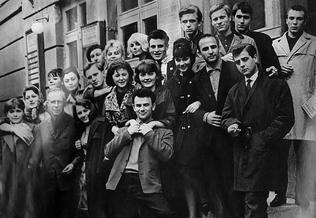 Выпуск Щукинского училища 1966 года: Татьяна Егорова (крайняя слева во втором ряду), Земфира Цахилова, Наталья Селезнева, Нонна Терентьева, Марианна Вертинская, Валентина Малявина, Евгений Стеблов, Виктор Зозулин, Владимир Долинский и другие