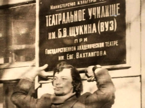 «После школы на актерский факультет поступил, и это поступление самым легким оказалось из всего, что у меня в жизни было. Легче всего мне было в «Щуку» попасть»