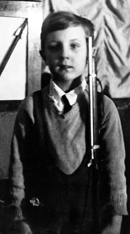 «В детстве у меня было детство, но его, как и у миллионов детей моего поколения, прервала война»