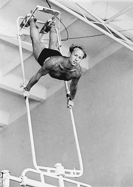 Во время тренировки на качелях Хилова, январь 1965 года