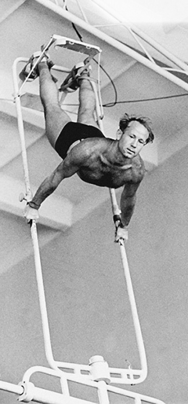 Во время тренировки на качелях Хилова, январь 1965 года