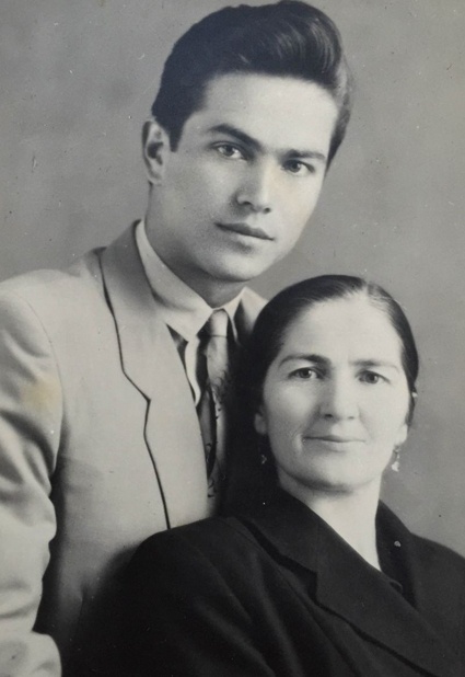 Героиня будущего фильма Сеитаблаева Саиде Арифова с сыном. Во время гитлеровской оккупации Арифова спасла несколько еврейских семей, а устроившись нянечкой в Керченский детский дом, выдавала еврейских детей за татар, сделав им всем фальшивые документы и поддельные медсправки, чтобы их не угнали в Германию