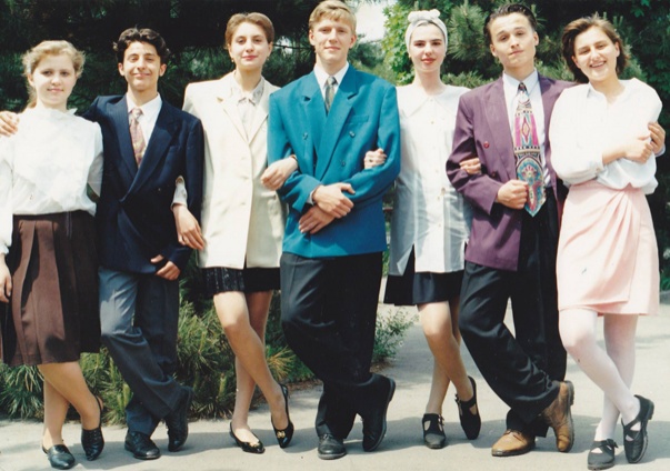 Последний звонок, 1996 год. Владимир Зеленский — слева, справа — друг и одноклассник, будущий кавээнщик и квартальщик Денис Манжосов