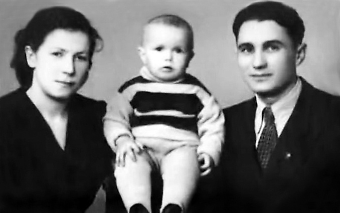 С родителями — Людмилой Ипполитовной (с молодости до пенсии проработала диспетчером на автобусной станции) и Леонидом Трофимовичем (работал водителем, окончил институт, занимал руководящие должности), 1959 год